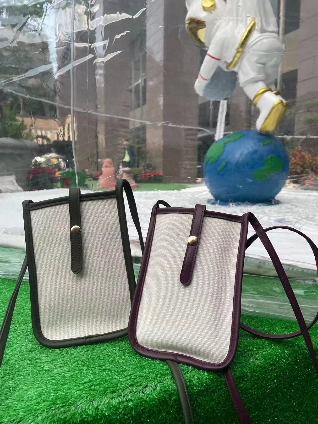 bolsa para teléfono celular con pantalones cortos