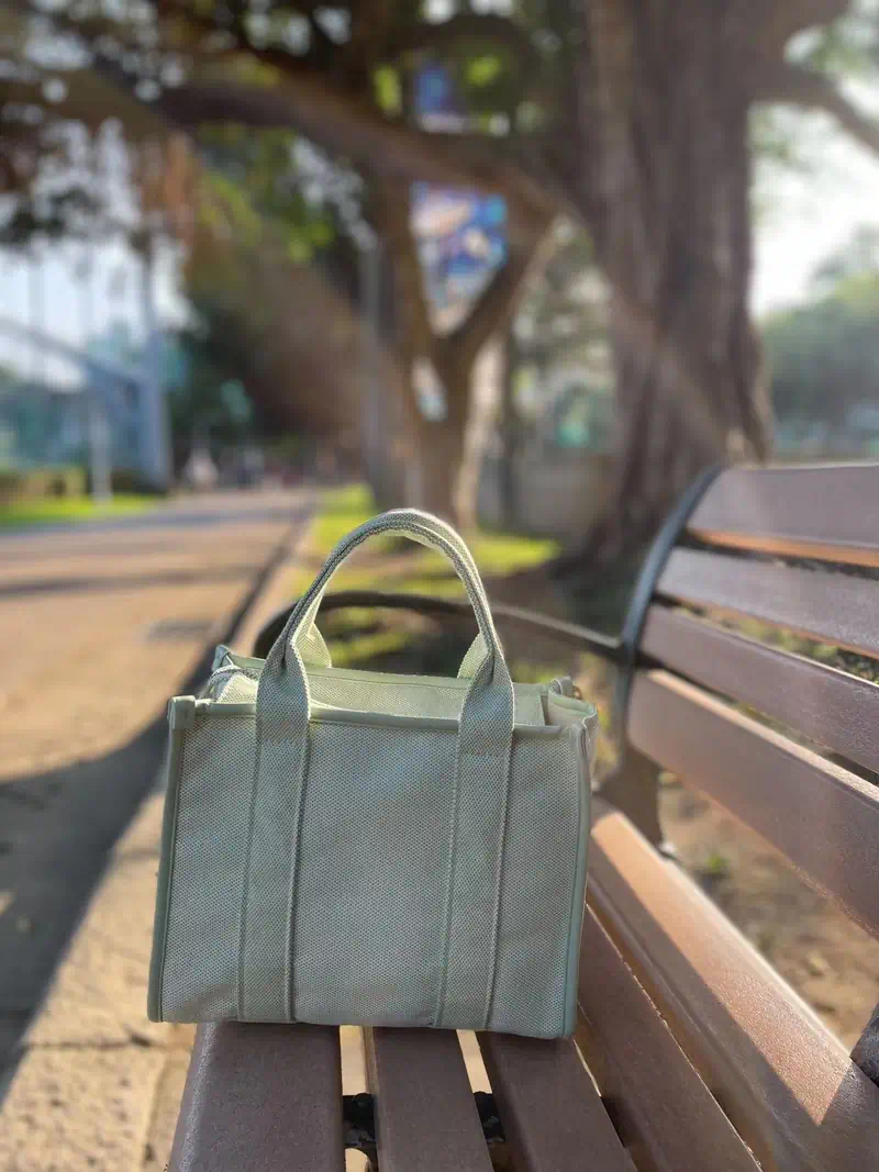 SHORTS-SAC FOURRE-TOUT EN TOILE ET TROUSSE DE MAQUILLAGE